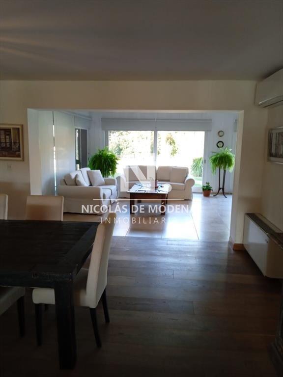 Vende casa de 8 dormitorios en Punta Ballena.