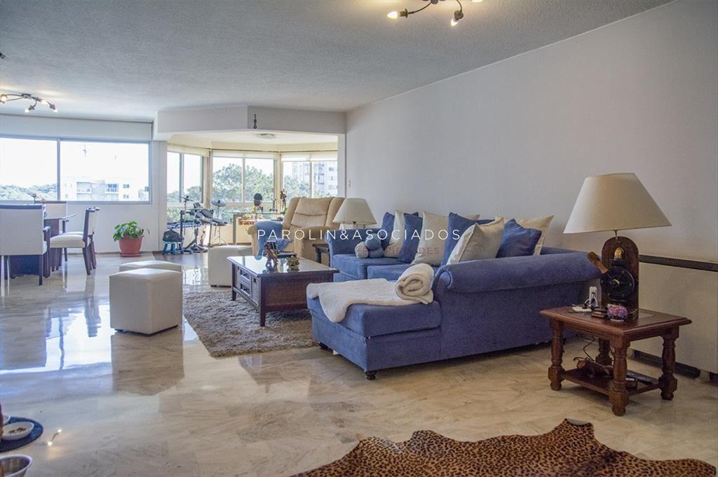Apartamento en venta de 3 dormitorios en Center,