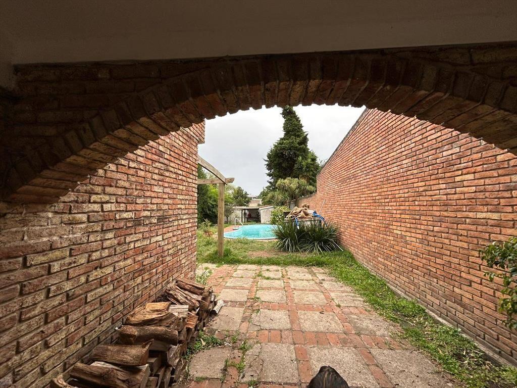 Venta de Casa con 3 dormitorios y piscina en Carrasco norte