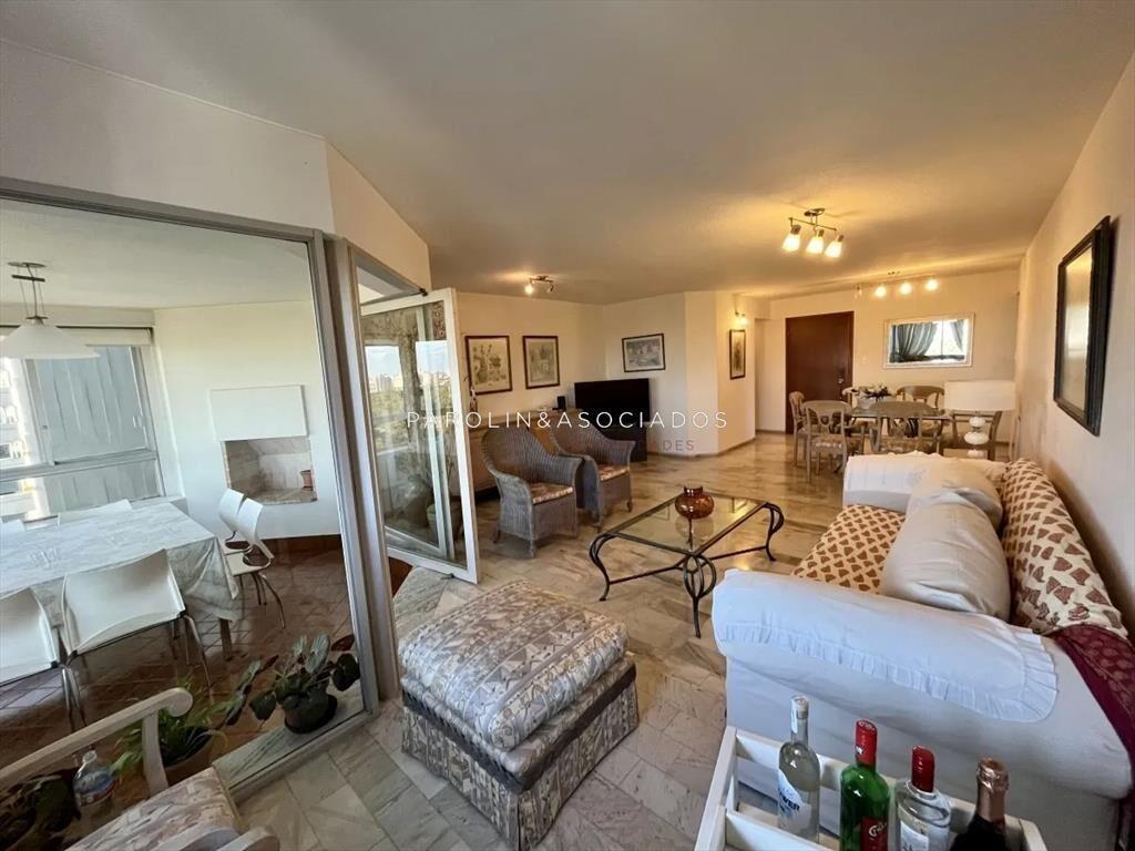Apartamento en venta de 3 dormitorios en edificio