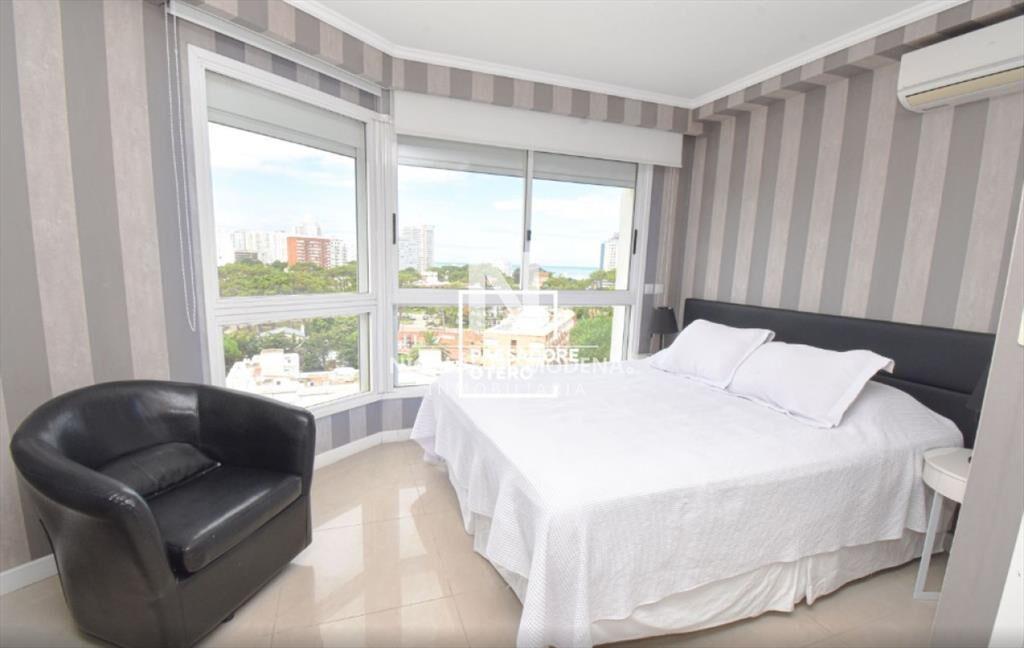 Vende apartamento de 3 dormitorios,en Mansa en
