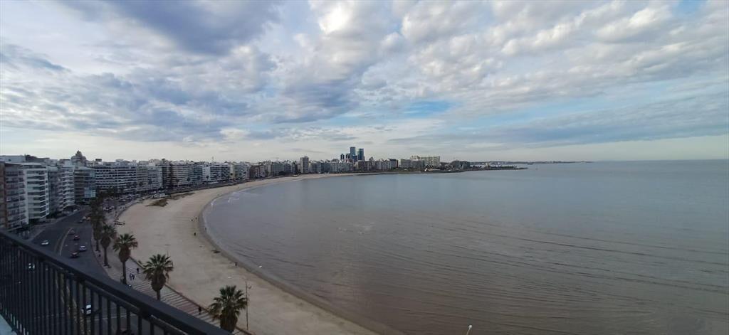 Apartamento en Rambla de Pocitos, frente a Trouville