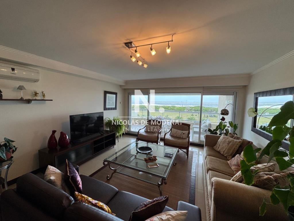 Vende apartamento de 4 dormitorios en Playa Punta