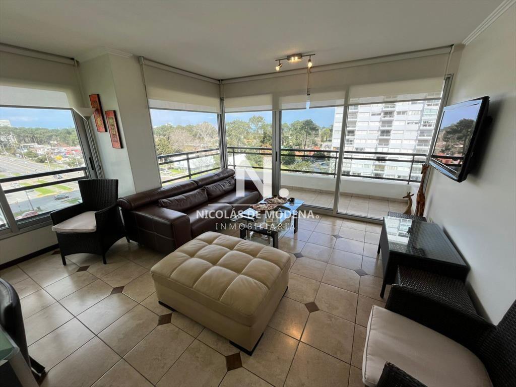 En venta apartamento de 3 dormitorios en Punta