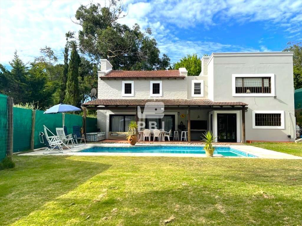 Venta de  casa 4 dormitorios+ servicio  - Ref :