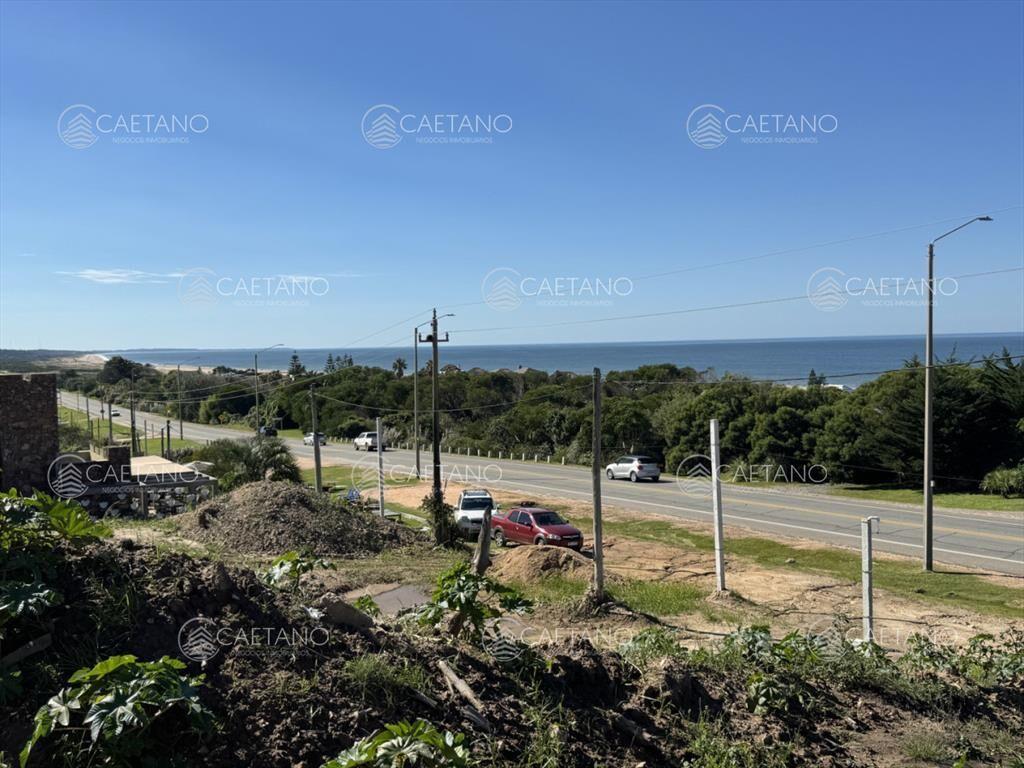 Terreno en altura con vista al mar en el Chorro