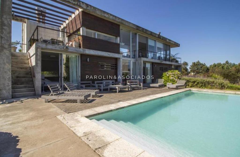 CASA EN VENTA DE 3 DORMITORIOS EN JOSE IGNACIO