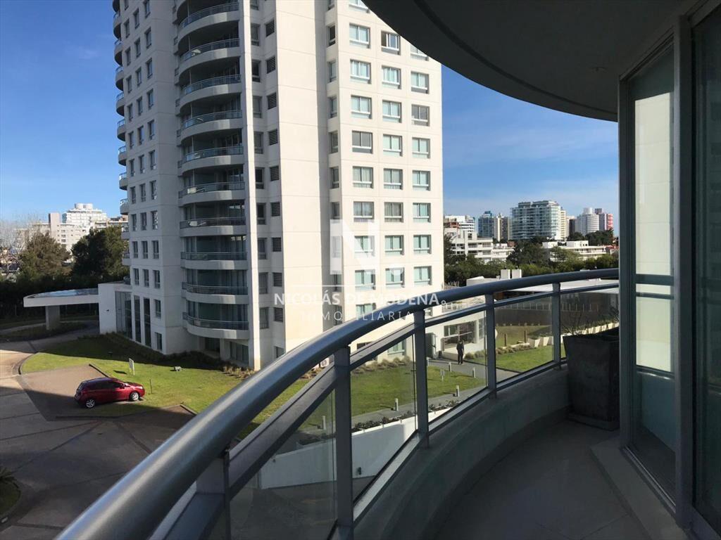 Vende apartamento de 3 dormitorios a metros del