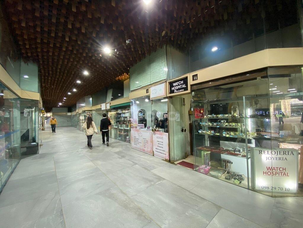 Venta en Conjunto de 5 Locales Comerciales en Galería Crist