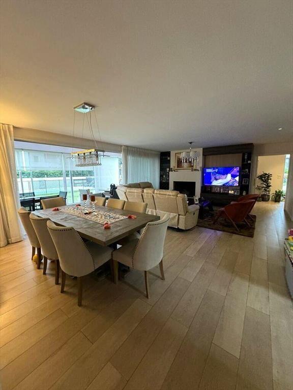 Venta casa minimalista 5 dormitorios, piscina | San Nicolás