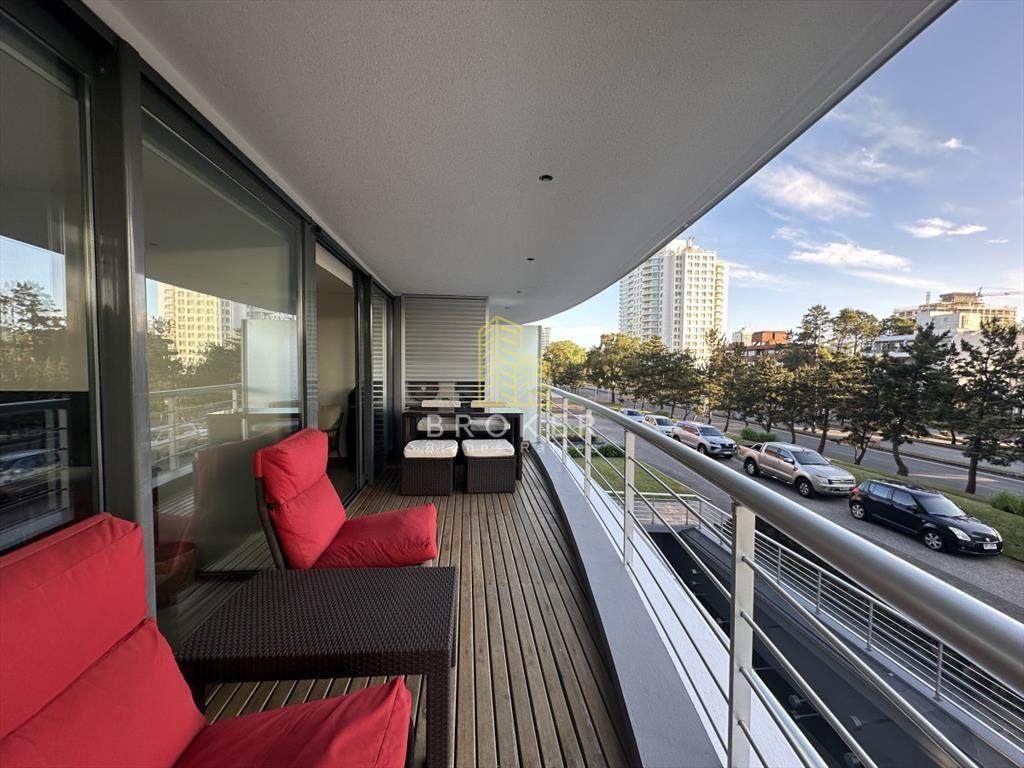 Venta de apartamento de dos dormitorios a media