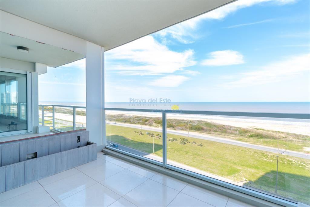 Moderno Apartamento sobre playa Brava en torre Le