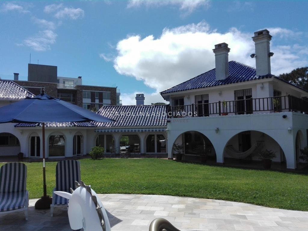 Casa en venta de gran residencia a pasos de la playa Brava