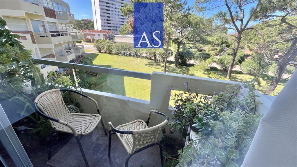 Apartamento de 1 dormitorio con terraza y cochera