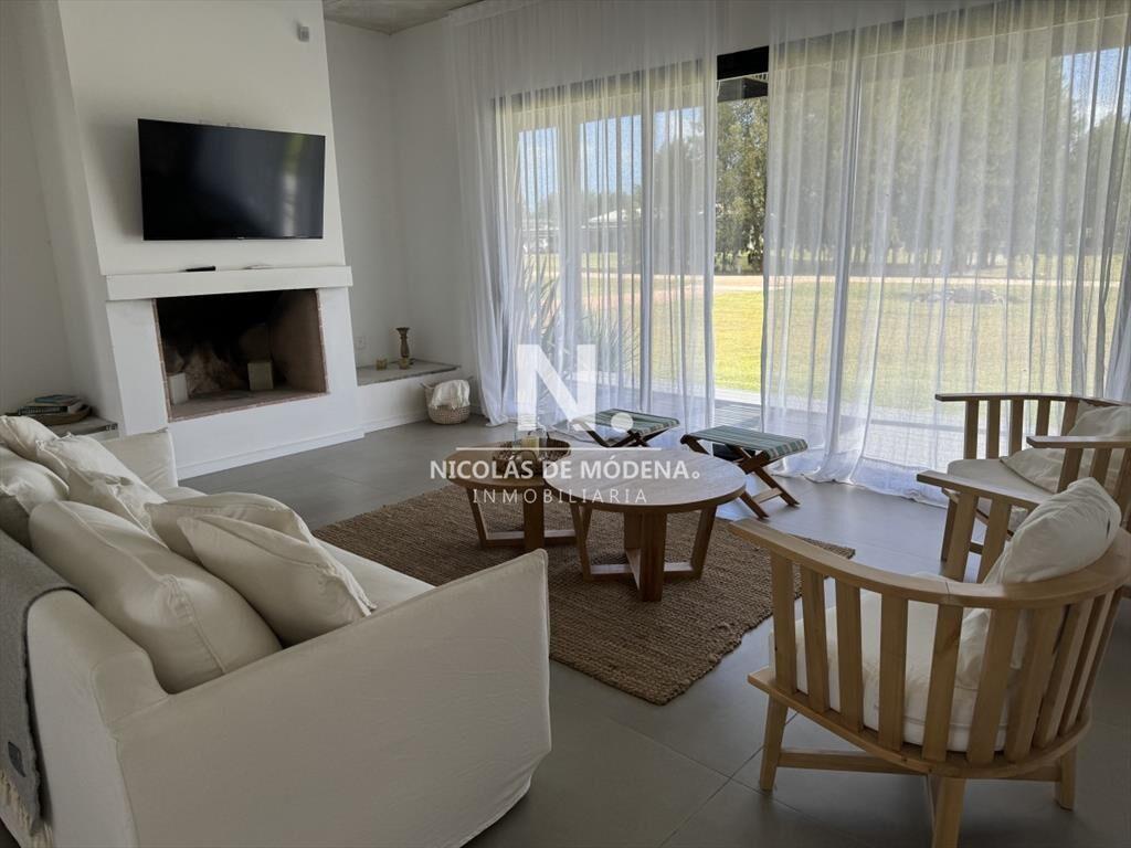 Se vende gran casa en la zona de El Quijote, en La Barra de