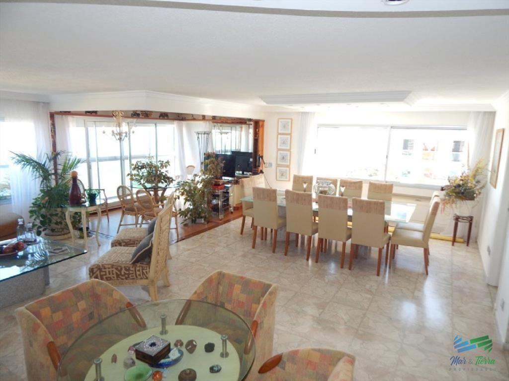 Espectacular planta, reciclada con materiales de