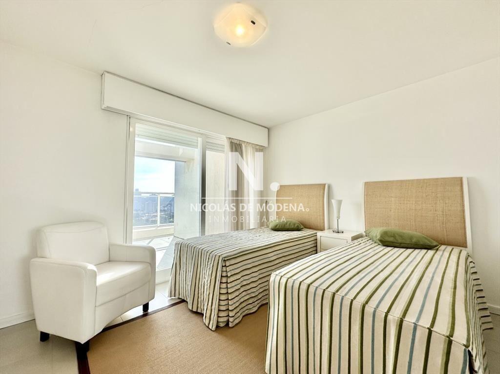 Vende apartamento de 3 dormitorios en Brava- del