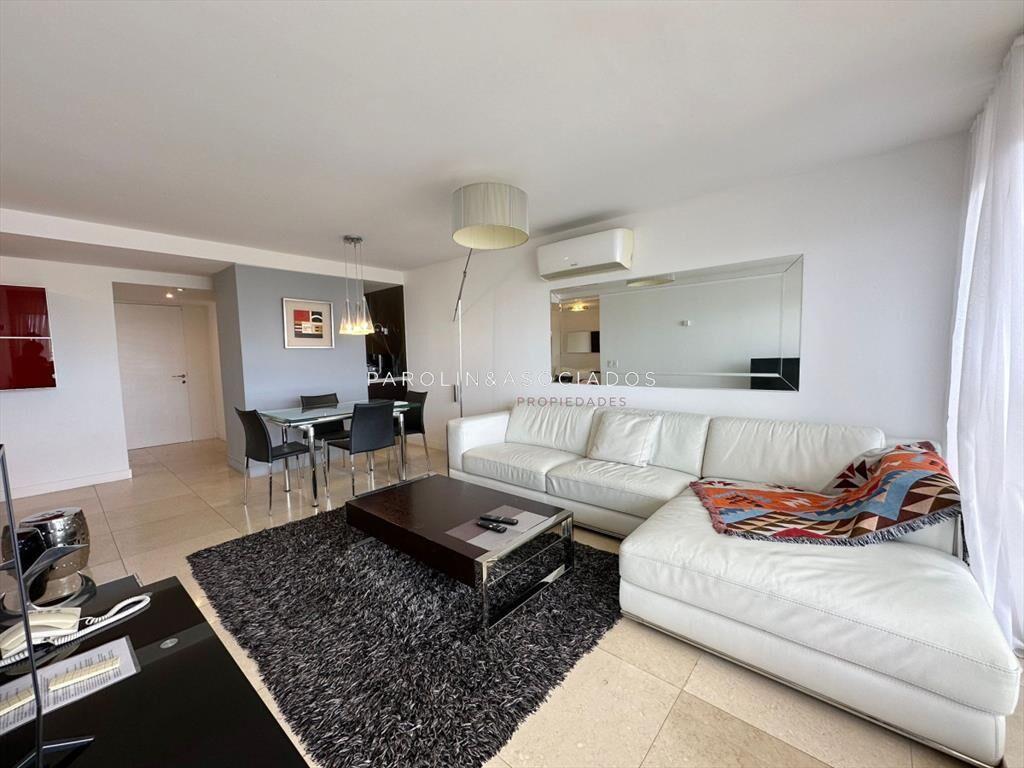 Apartamento de 1 dormitorio y medio en torre Yoo,