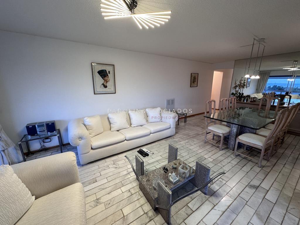 Vende apartamento de 3 dormitorios en Playa Punta