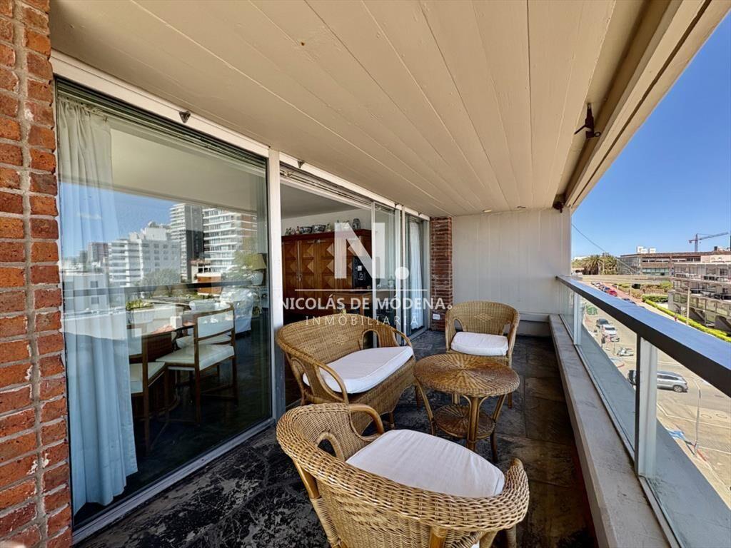 En venta apartamento de 4 dormitorios con vista