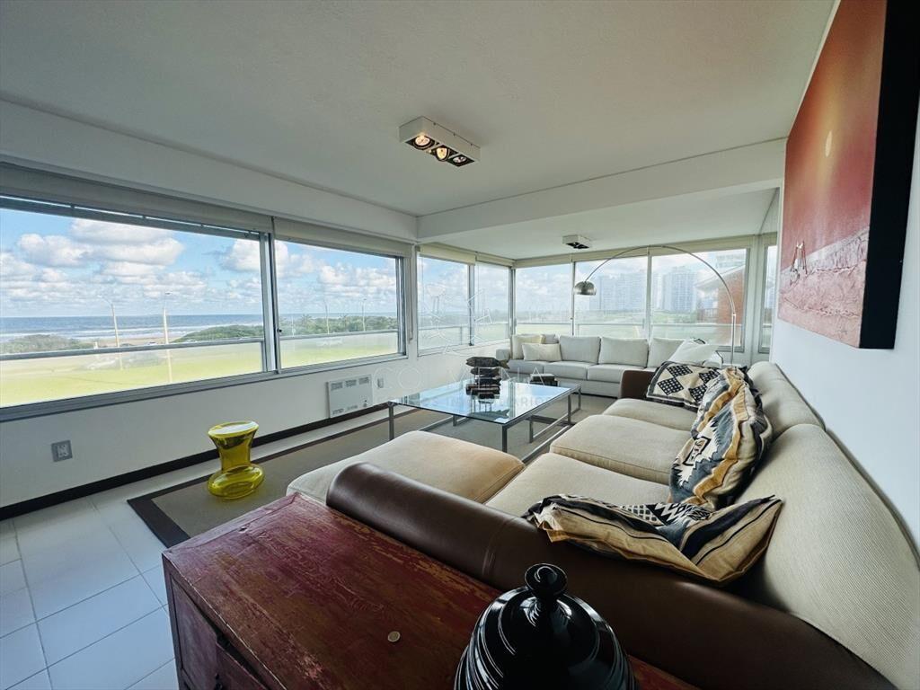 Apartamento de 3 dormitorios y dependencia de en