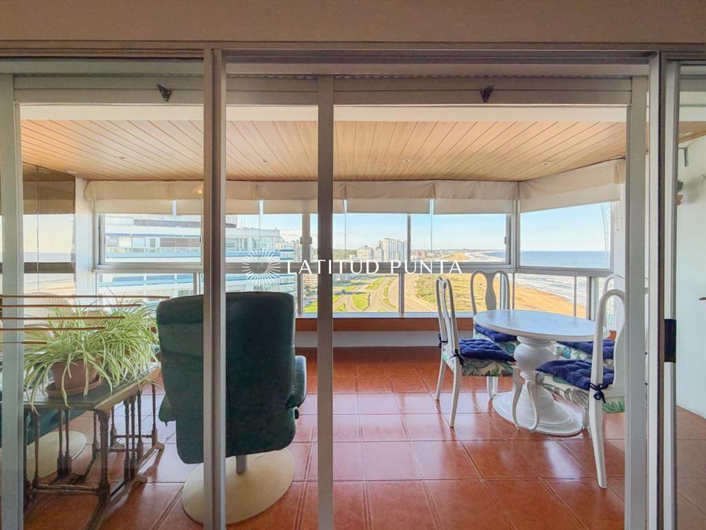 Piso alto en Brava, 3 suites más dependencia