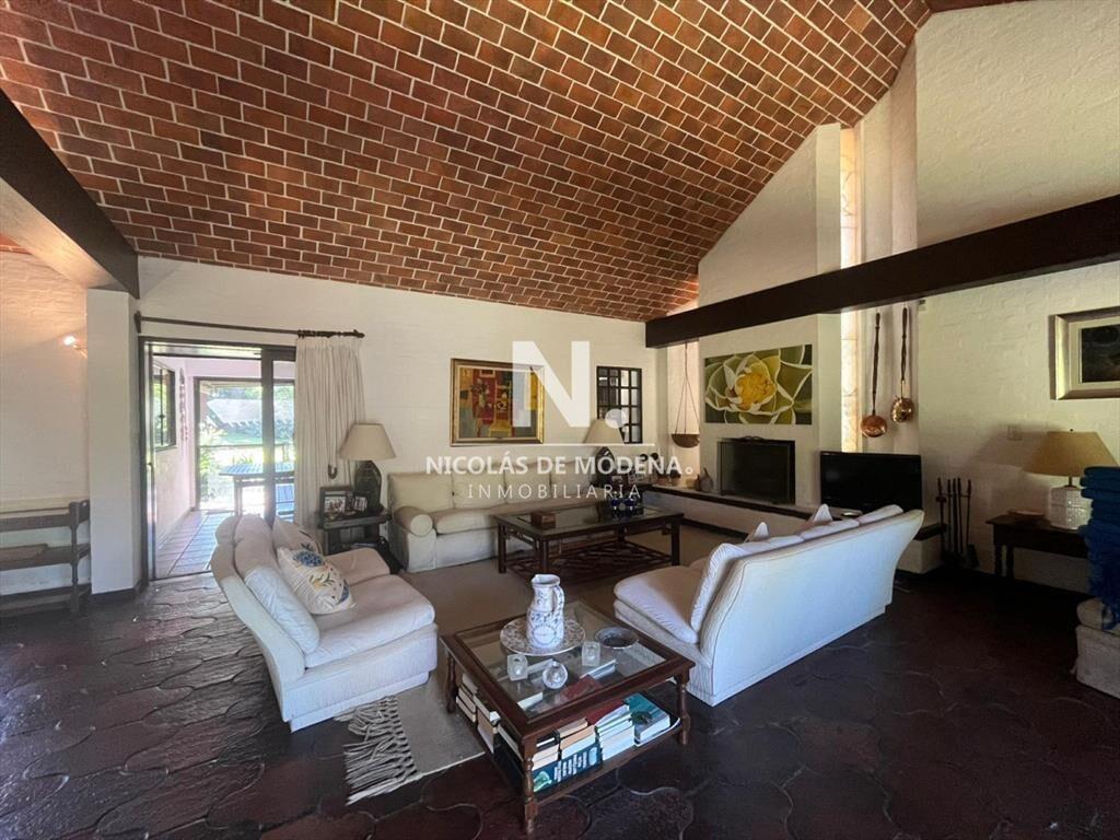 Venta de Espectacular casa en Barrio Golf