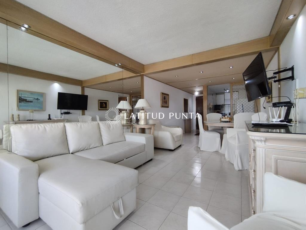 Apartamento de un dormitorio y medio, Pintos