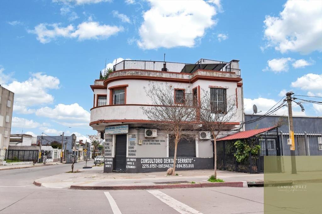 Venta casa de altos 3 dormitorios azotea en Perez Catell...