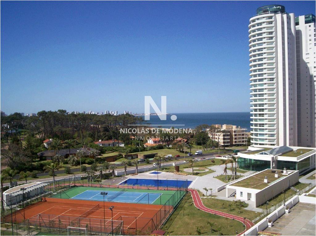 Venta de apartamento de tres dormitorios en Punta