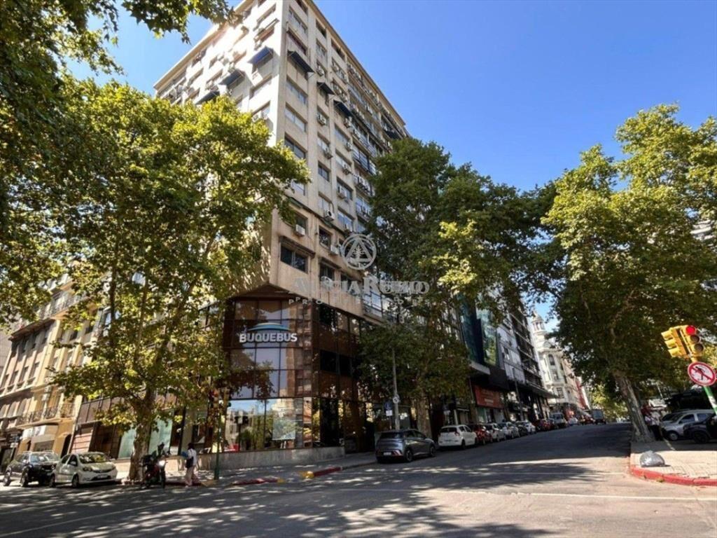 RIO NEGRO CASI 18 DE JULIO, EDIFICIO DE SOLO OFICINAS.  ...