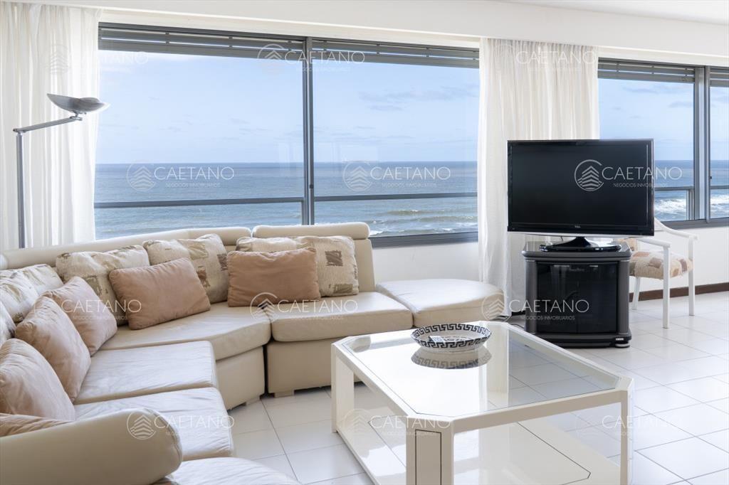 Venta de apartamento de 3 dormitorios y dep. de
