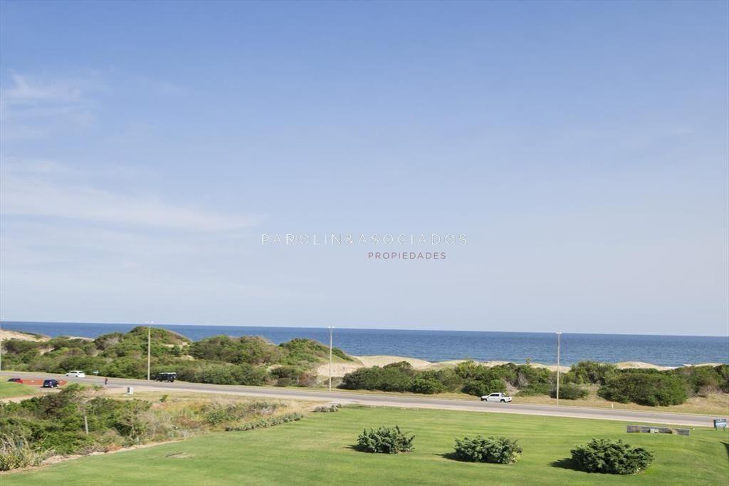 Apartamento de 3 dormitorios en venta en complejo