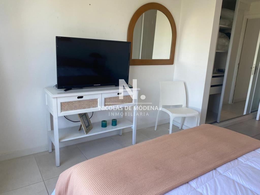 En venta apartamento de 2 dormitorios con balcon en Rooseve
