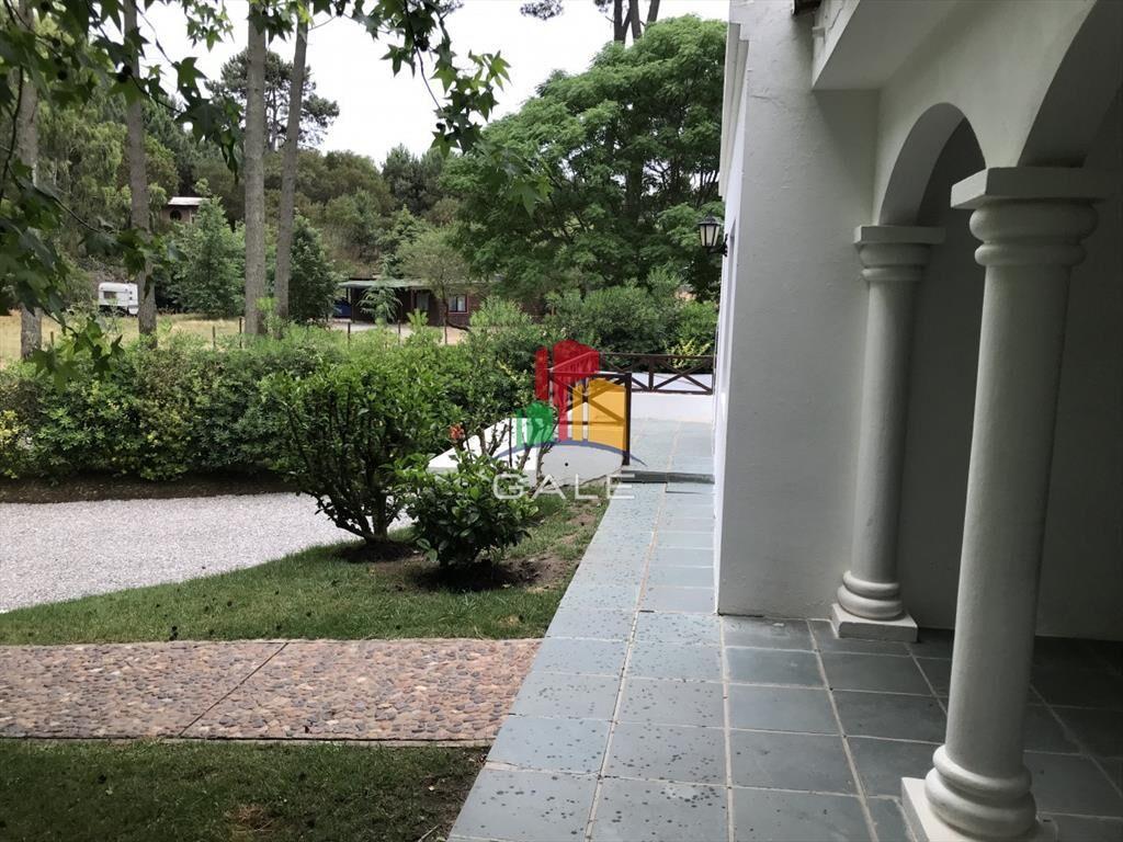 GRADABLE CASA EN ZONA MUY TRANQUILA Y ARBOLADA