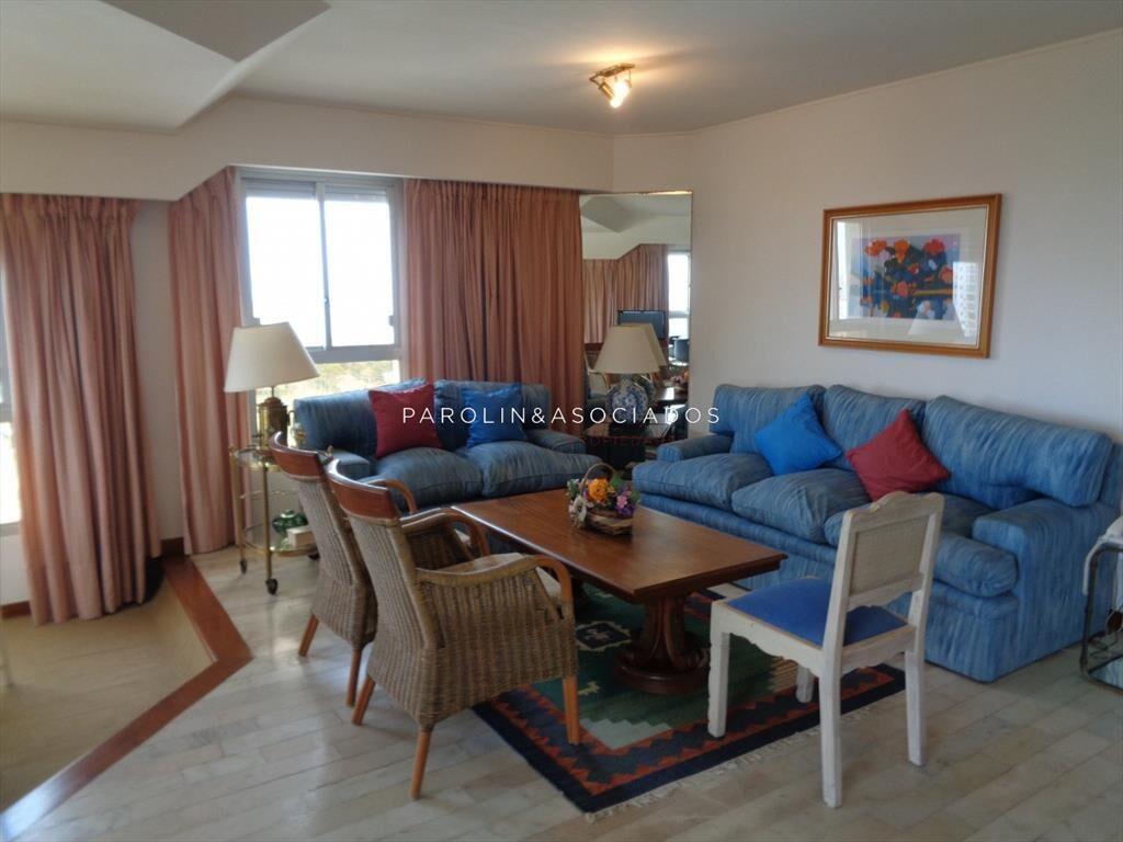Apartamento en venta de 3 dormitorios con estufa