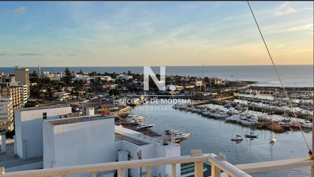 Vende apartamento de 3 dormitorios en Punta del