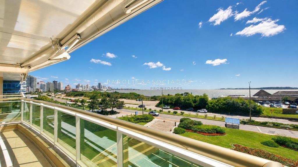 Apartamento de 3 dormitorios en venta en Coral en