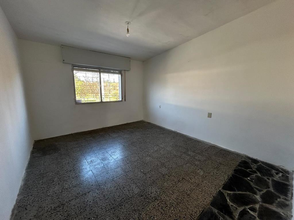Casa en Alquiler de 2 dormitorios y cochera en  Aires Puros