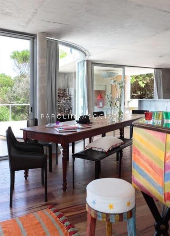 Hermosa casa en venta de 4 dormitorios en Punta