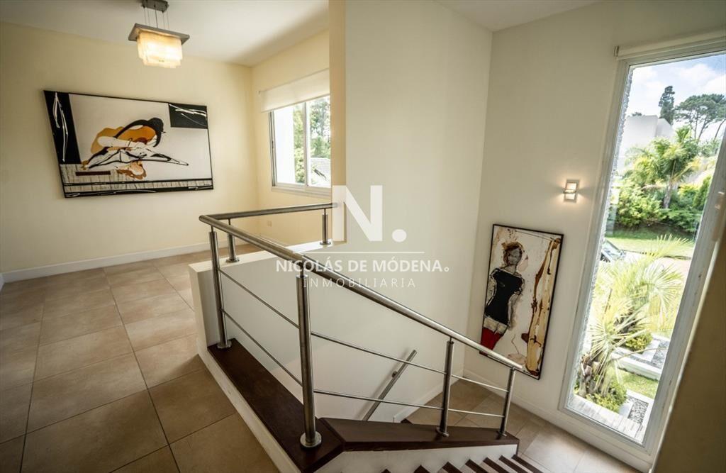 Vende Casa de 2 plantas en Barrio Privado Park-