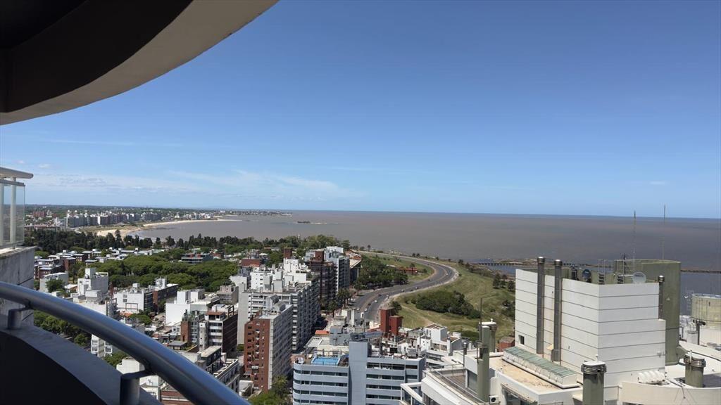Proximo Rambla Puerto del Buceo, vista al mar, 90 m2 , terr
