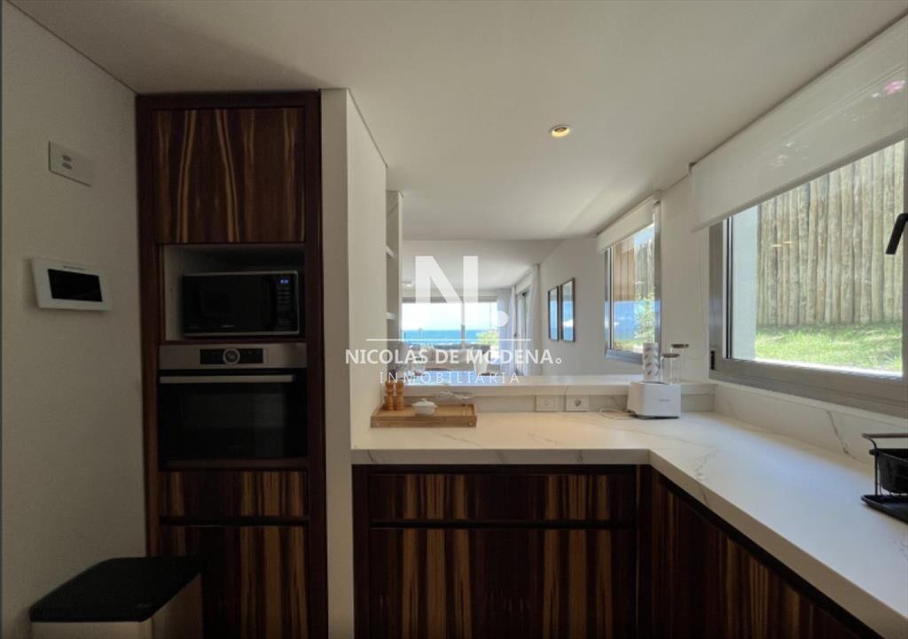 En venta apartamento en Manantiales de 3 dormitorios, con v