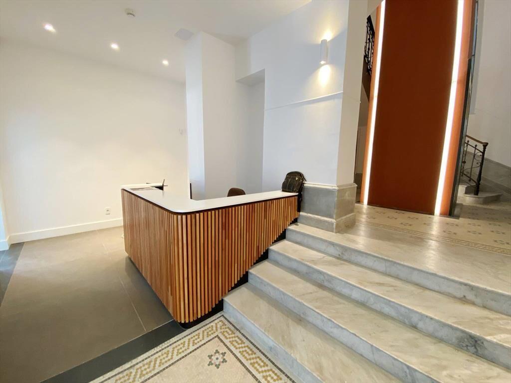 Alquiler - Edificio de oficinas y local comercial - Ciudad V