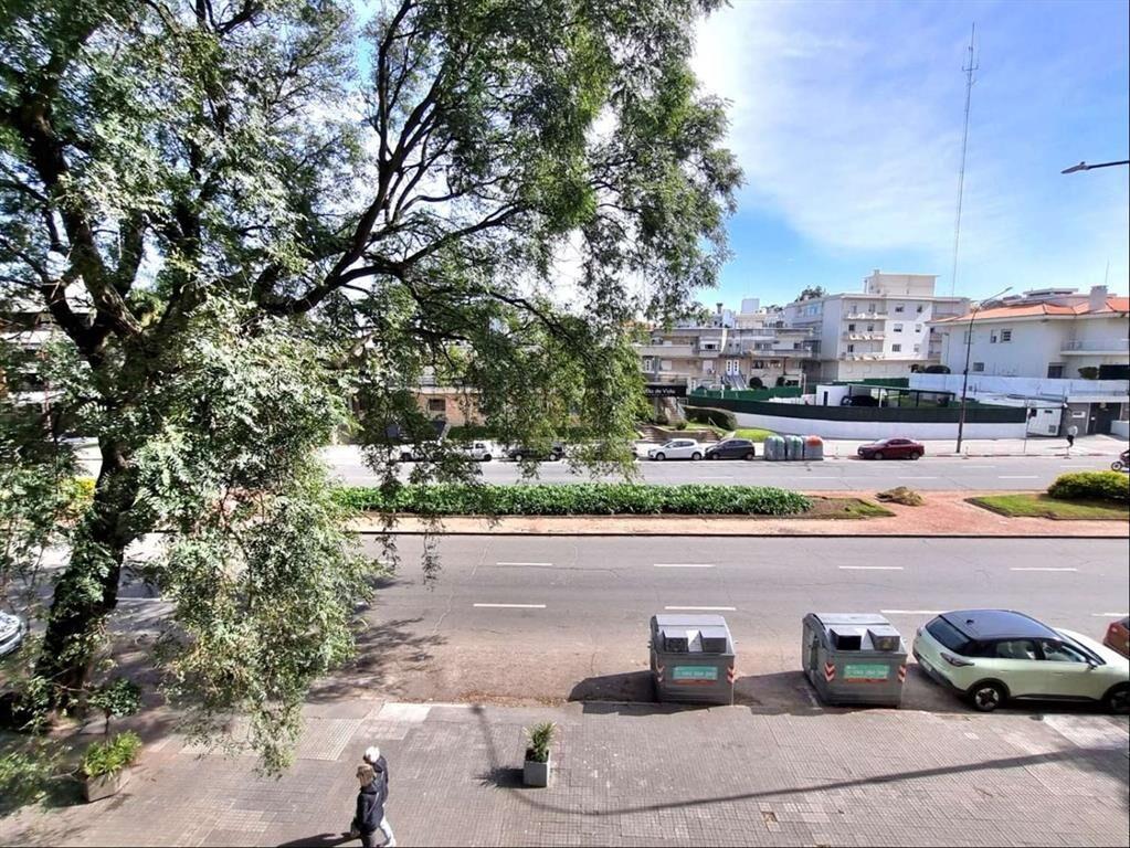 Venta Apartamento en Pocitos sobre Br. Artigas