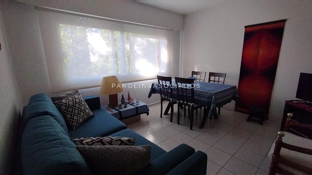 Luminoso apartamento en venta en edificio Aromo,