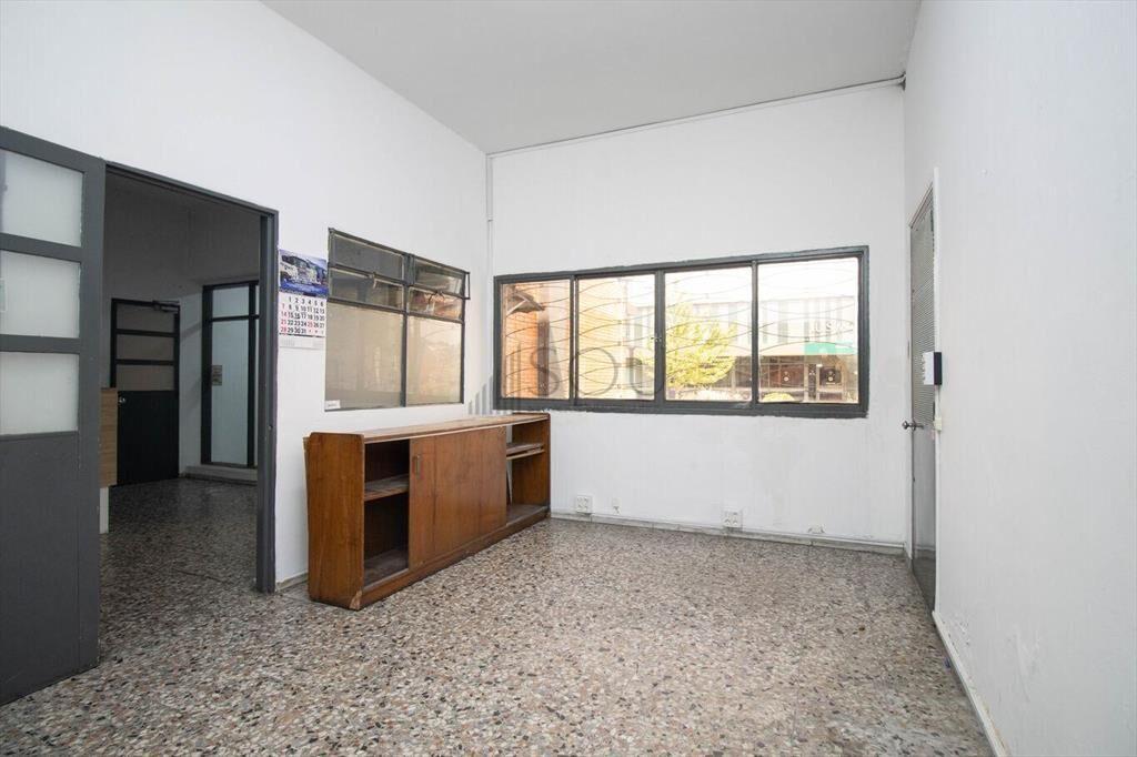 Venta local industrial con parking en Sayago