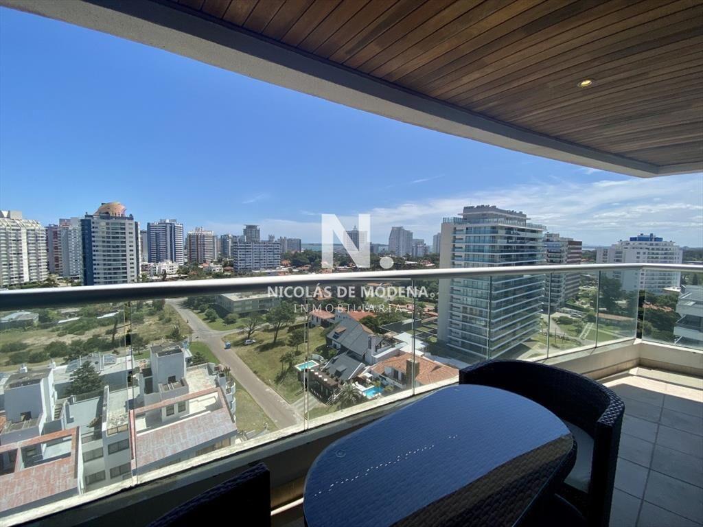 Gran living comedor con salida a amplia terraza con vista y
