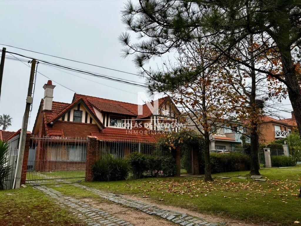 Se Vende Casa con JardÃn y Piscina en Carrasco 4