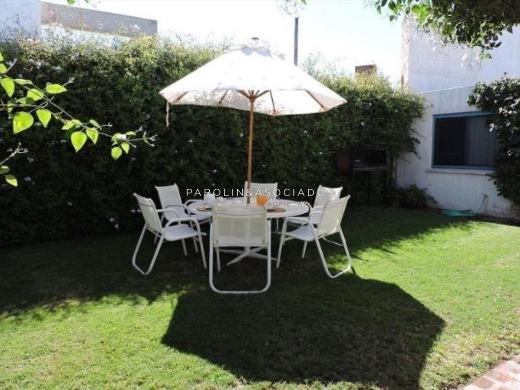 Casa de 5 dormitorios en venta en La Barra, Punta del Este.